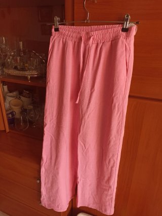 Pantalón largo rosa Stradivarius con etiqueta