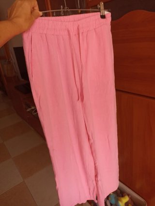 Pantalón largo rosa Stradivarius con etiqueta