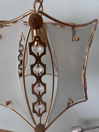 Lámpara colgante dorada con cristal
