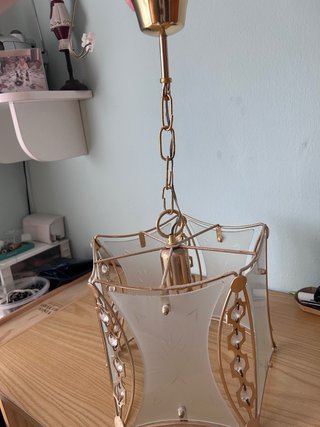 Lámpara colgante dorada con cristal