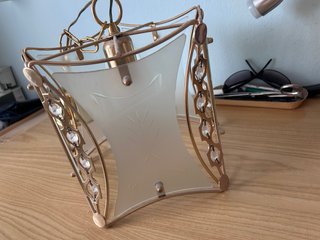 Lámpara colgante dorada con cristal
