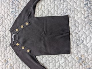 Jersey negro botones dorados manga larga
