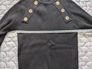 Jersey negro botones dorados manga larga