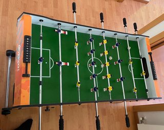 Futbolín naranja con diseño deportivo