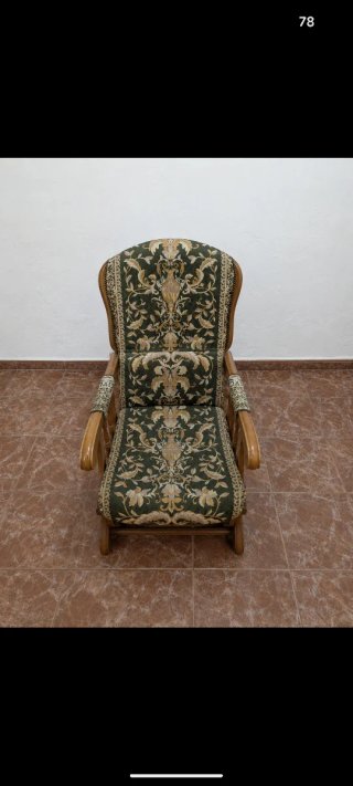 Mecedora antigua de madera y tela