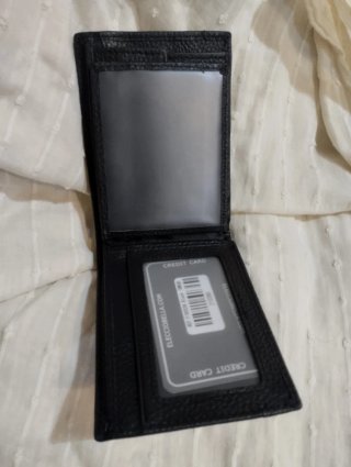 Billetera de Piel Negra Marca B