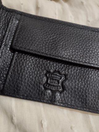 Billetera de Piel Negra Marca B