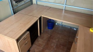Mesa de despacho L de madera y cajonera
