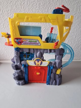 Superthings Heroes Cuartel General. Con 3 muñecos
