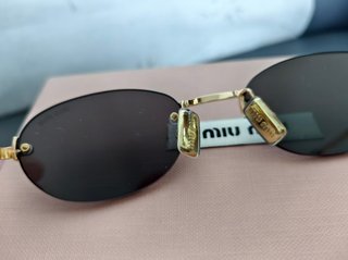 Gafas de sol Miu Miu ovaladas doradas