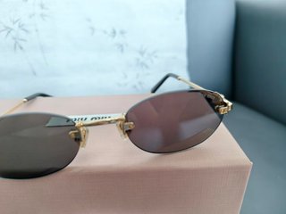 Gafas de sol Miu Miu ovaladas doradas