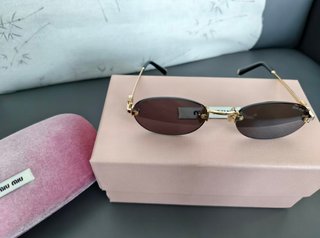 Gafas de sol Miu Miu ovaladas doradas