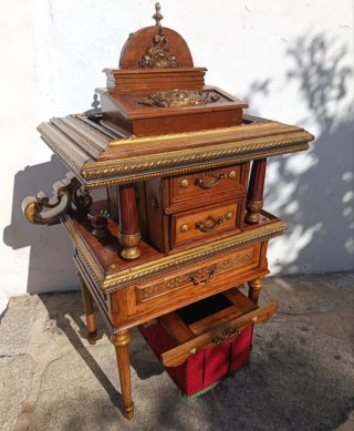 Costurero madera y dorados