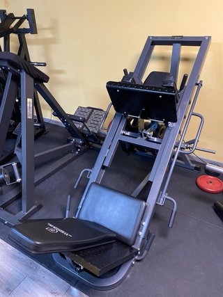 Máquina Dual Hack y Prensa
