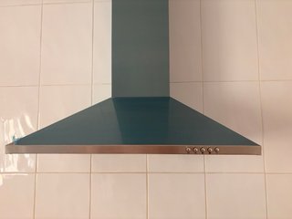 Cocina blanca y campana extractora