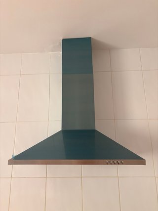 Cocina blanca y campana extractora