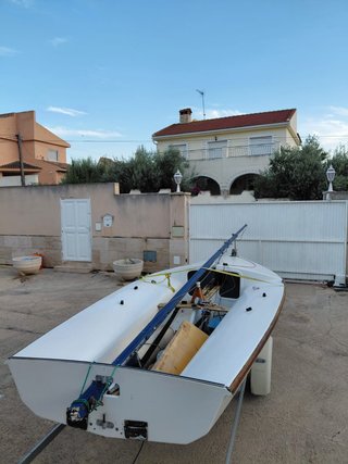 Barco de regatas en remolque