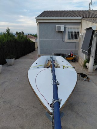 Barco de regatas en remolque