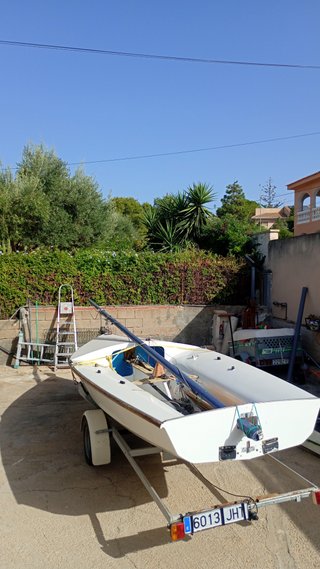 Barco de regatas en remolque