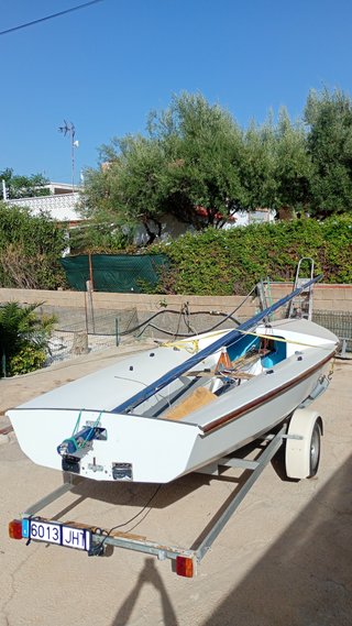 Barco de regatas en remolque