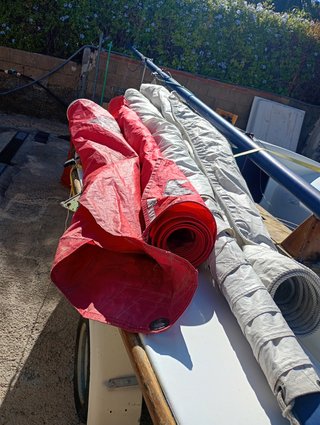 Barco de regatas en remolque