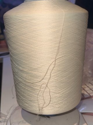 Hilo espumilla beige remallado