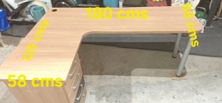 Mesa escritorio esquinera con cajonera