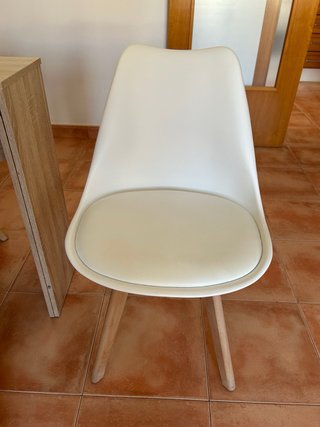 Mesa comedor y 4 sillas madera y plástico