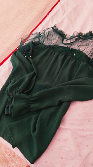 Blusa verde con transparencias y perlas