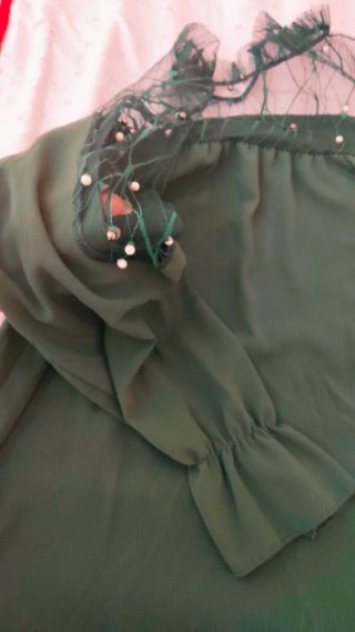 Blusa verde con transparencias y perlas