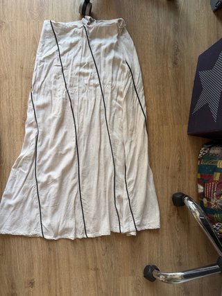 Falda larga beige talla S con rayas negras