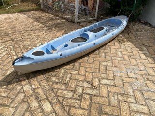 Kayak azul para 3 personas