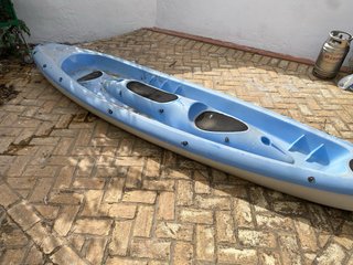 Kayak azul para 3 personas