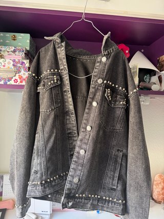 Chaqueta vaquera negra con tachuelas