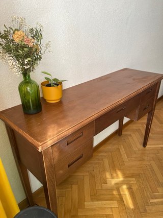 Scrivania in legno massello con cassetti