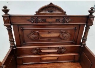Banco de madera noble tallado