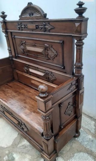 Banco de madera noble tallado