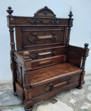 Banco de madera noble tallado
