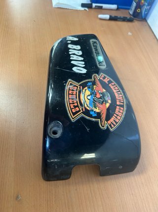 Tapa Bajo Asiento Kawasaki Vulcan 1500 Dcha
