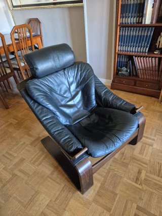 Butaca relax cuero negro y madera