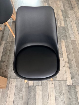 Mesa extensible 140x90 + 4 sillas nórdicas negras