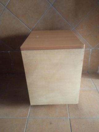 Cajonero de madera con tiradores plateados