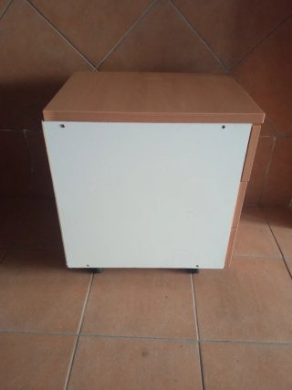 Cajonero de madera con tiradores plateados
