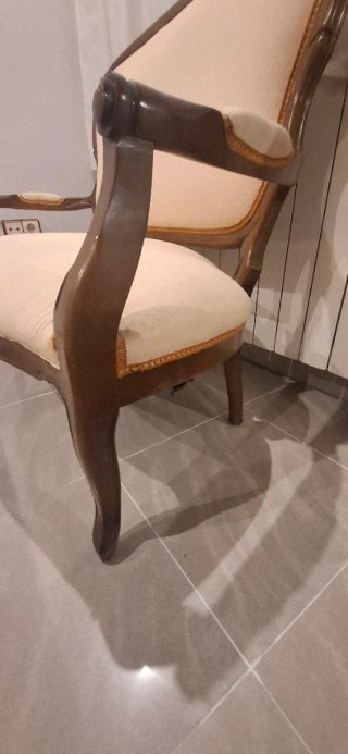 Sofá Luis XV de madera y tapizado color crema.