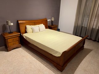 Cama de madera estilo clásico