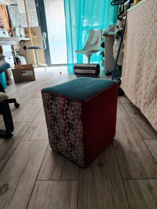 Taburete de tela rojo y verde azulado