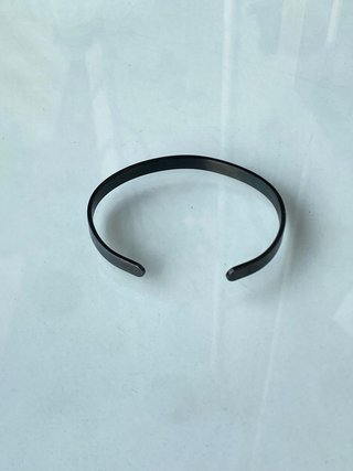 Braccialetto rigido nero in acciaio