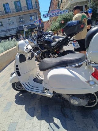 Vespa GTS 300 Blanca