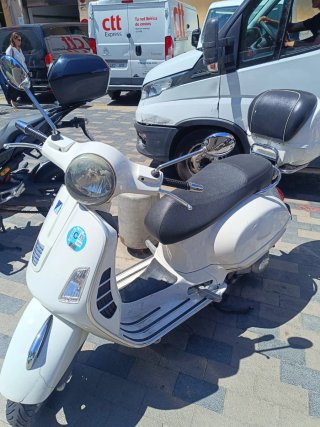 Vespa GTS 300 Blanca