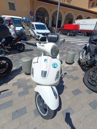 Vespa GTS 300 Blanca